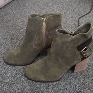 Hunter green sbicca suede booties